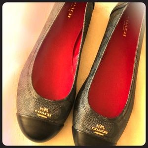 New Coach flats. Size 8.